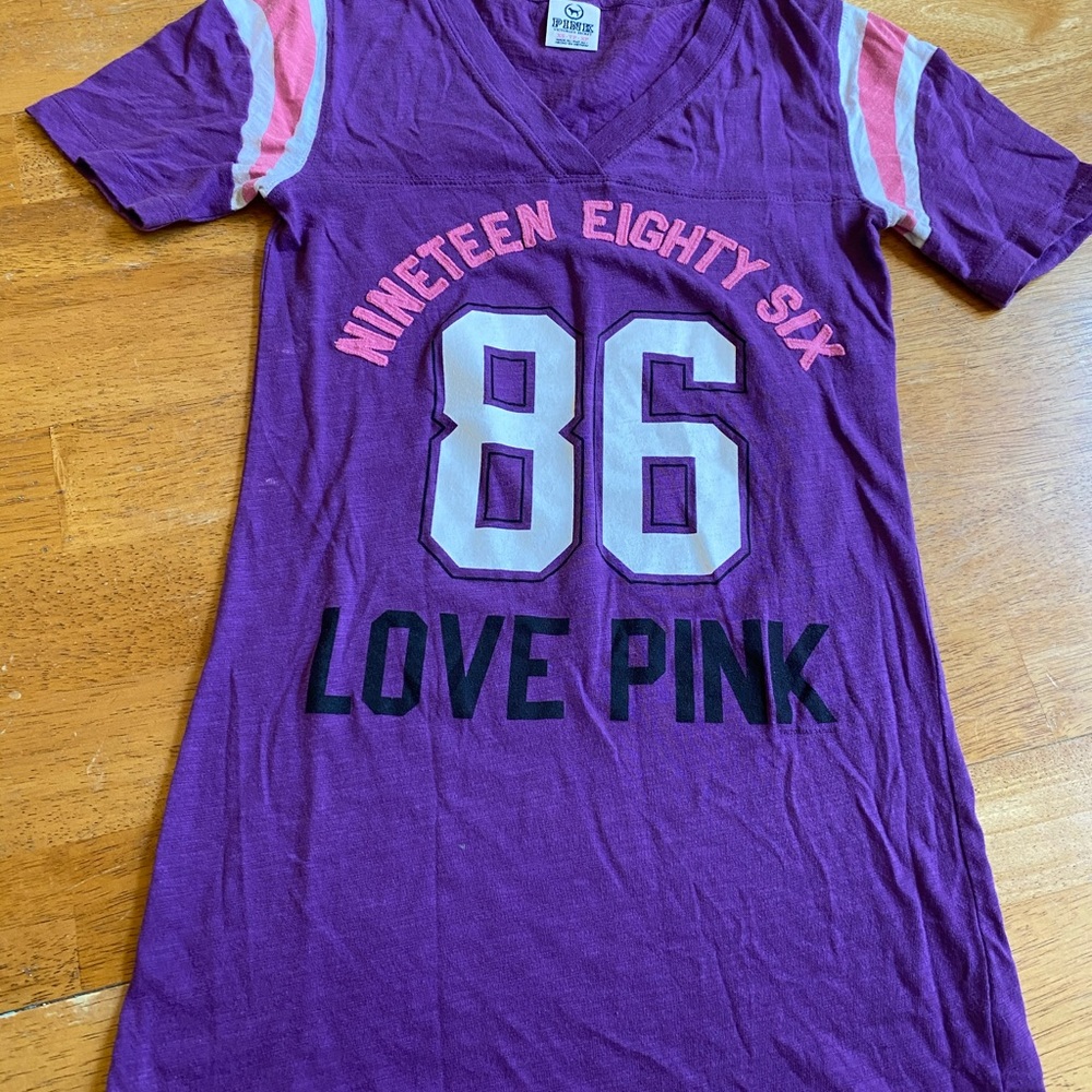 Pink graphic vneck short sleeve short so cute XS